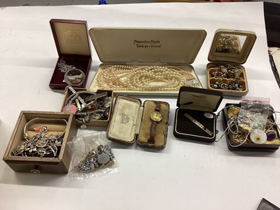 Lot 1076 - Collection of vintage costume jewellery to include silver and amber pendant and earrings, silver jewellery, costume jewellery etc