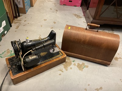 Lot 534 - Singer sewing machine in wooden case