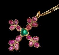 Lot 661 - 18th century emerald and ruby cross pendant /...