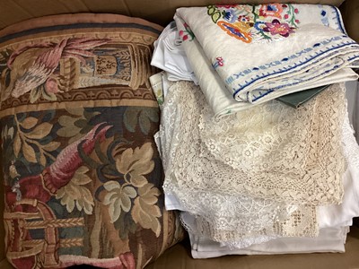 Lot 678 - Box of linen, lace & other textiles