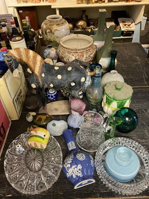 Lot 174 - Decorative ceramics and glass