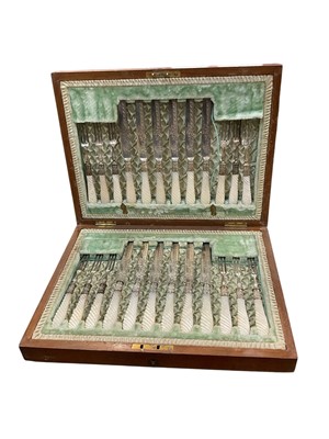 Lot 622 - Good quality mother of pearl handled cased cutlery set