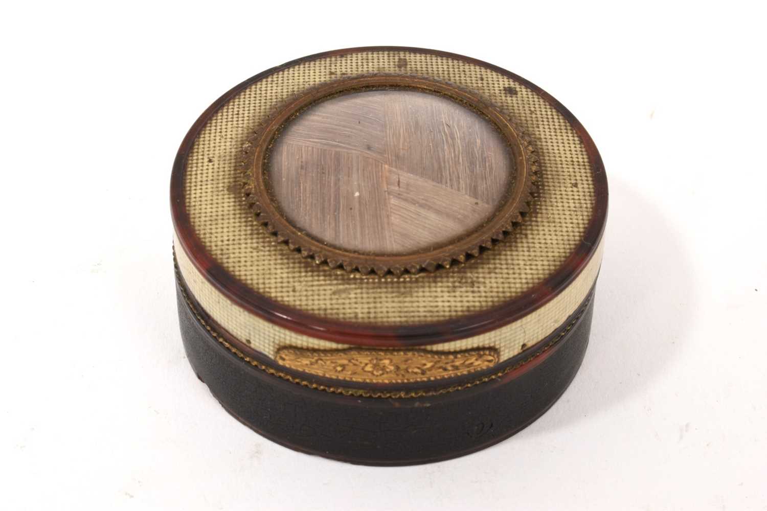 Lot 862 - 18th century horn circular snuff box with woven hair panel