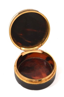 Lot 862 - 18th century horn circular snuff box with woven hair panel