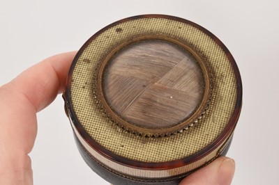 Lot 862 - 18th century horn circular snuff box with woven hair panel