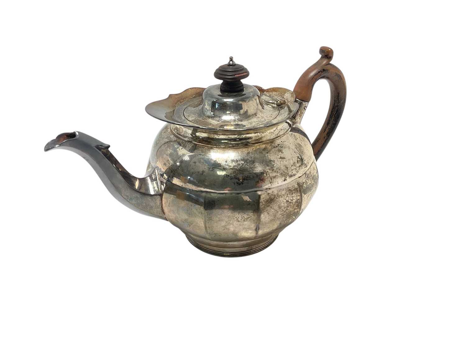 Lot 276 - Victorian silver teapot