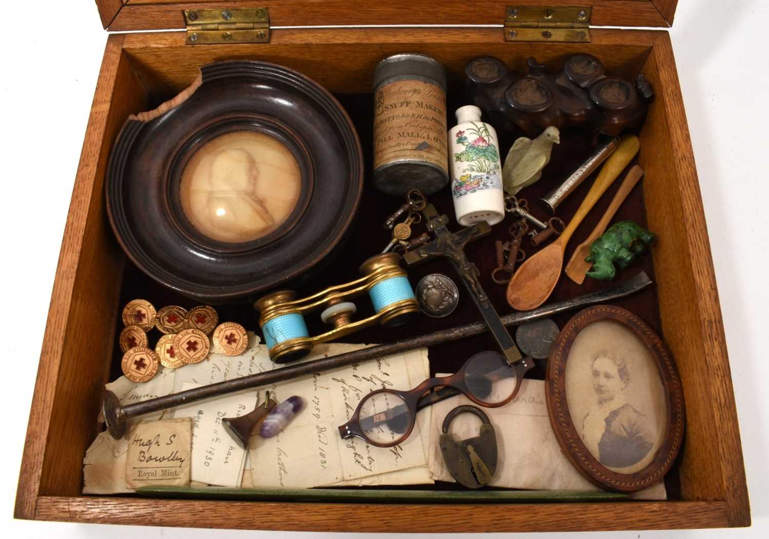 Small Rounded Curios Lot 930 - Small collectors' cabinet of curios and