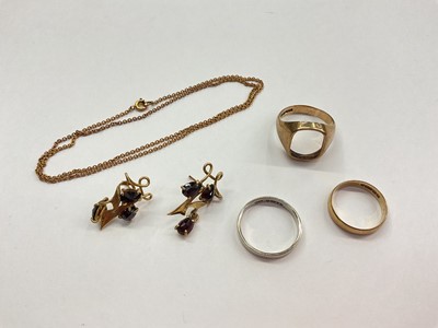 Lot 1005 - Pair of yellow metal garnet earrings, 18ct white gold wedding ring, two 9ct gold rings and 9ct gold chain