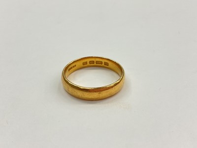 Lot 1018 - 22ct gold wedding ring (London 1926), size O