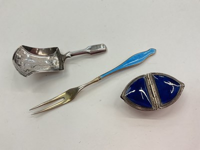 Lot 1011 - Victorian silver caddy spoon of shovel form, Norwegian silver gilt and blue enamel pickle fork and a contemporary silver and navy blue enamel pill box (3)