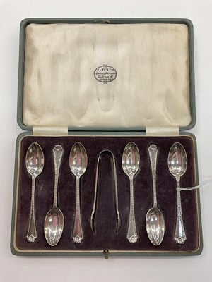 Lot 1027 - Set of six George V silver teaspoons and sugar tongs in a fitted case (London 1923)