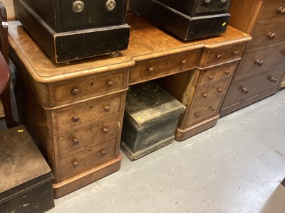 Lot 1282 - Good quality Victorian walnut dressing table/desk with an arrangement of drawers