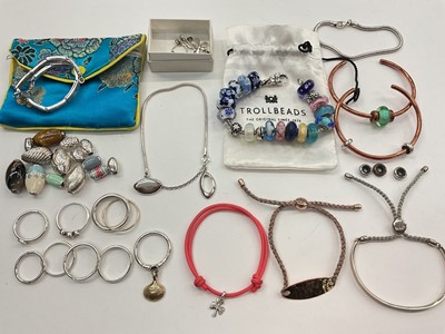 Lot 1022 - Group of contemporary silver jewellery including Daniela Draper, Monica Vinader, Kit Heath, Trollbeads etc