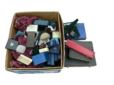 Lot 425 - Collection of jewellery display boxes, jewellers stands and other items (1 box).