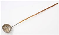 Lot 399 - 18th century Silverer toddy ladle with turned...