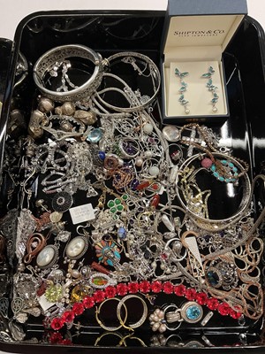 Lot 1073 - Group of contemporary silver, gem set and other jewellery