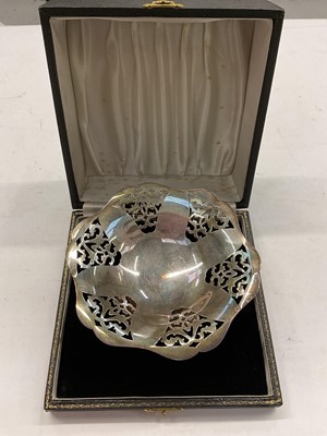 Lot 1138 - Silver bon bon dish in fitted case (Sheffield 1966)