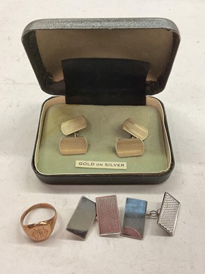 Lot 1145 - 9ct gold signet ring and two pairs of silver cufflinks