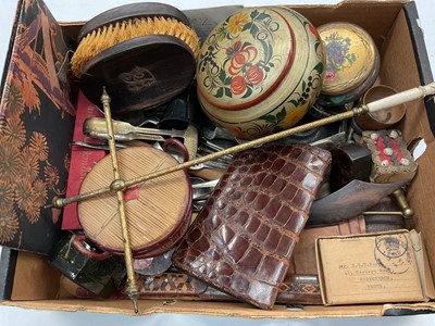 Lot 360 - Group of virtu items to include a crocodile wallet, Second World War Defence medal, snuff box and sundries