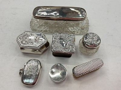 Lot 1164 - Georgian silver vinaigrette, silver vesta case and other silver boxes/trinkets