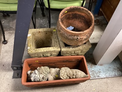 Lot 1458 - Pair of garden planters, 26cm wide, 26cm high, together with other garden pots and ornaments