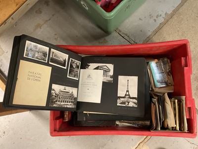 Lot 583 - Collection of mixed ephemera to include postcards and photograph albums (1 box).