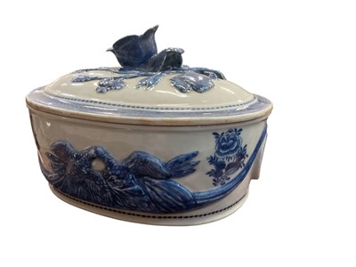 Lot 617 - Chinese export porcelain tureen and cover, 26cm in length.