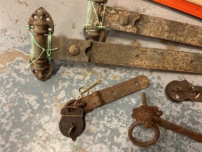 Lot 115 - Pair of large antique iron hinges, together with a pair of gate shackles with padlocks and key