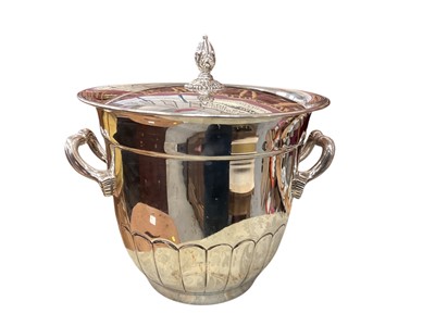 Lot 633 - Contemporary silver plated ice bucket and cover, 18.6cm in overall height.