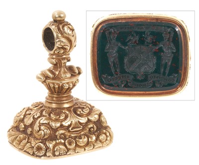 Lot Good quality Regency gold seal, the finely carved intaglio bloodstone seal with armorial crest 'Consilio non Impetu' and 'Be Faithful' in gold mount with foliate decoration, 38mm.