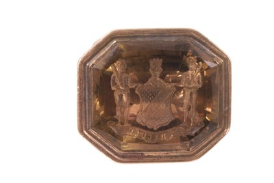 Lot Regency gold seal with a finely carved intaglio quartz armorial and motto 'Be Faithful', in a rose gold mount, 30mm.