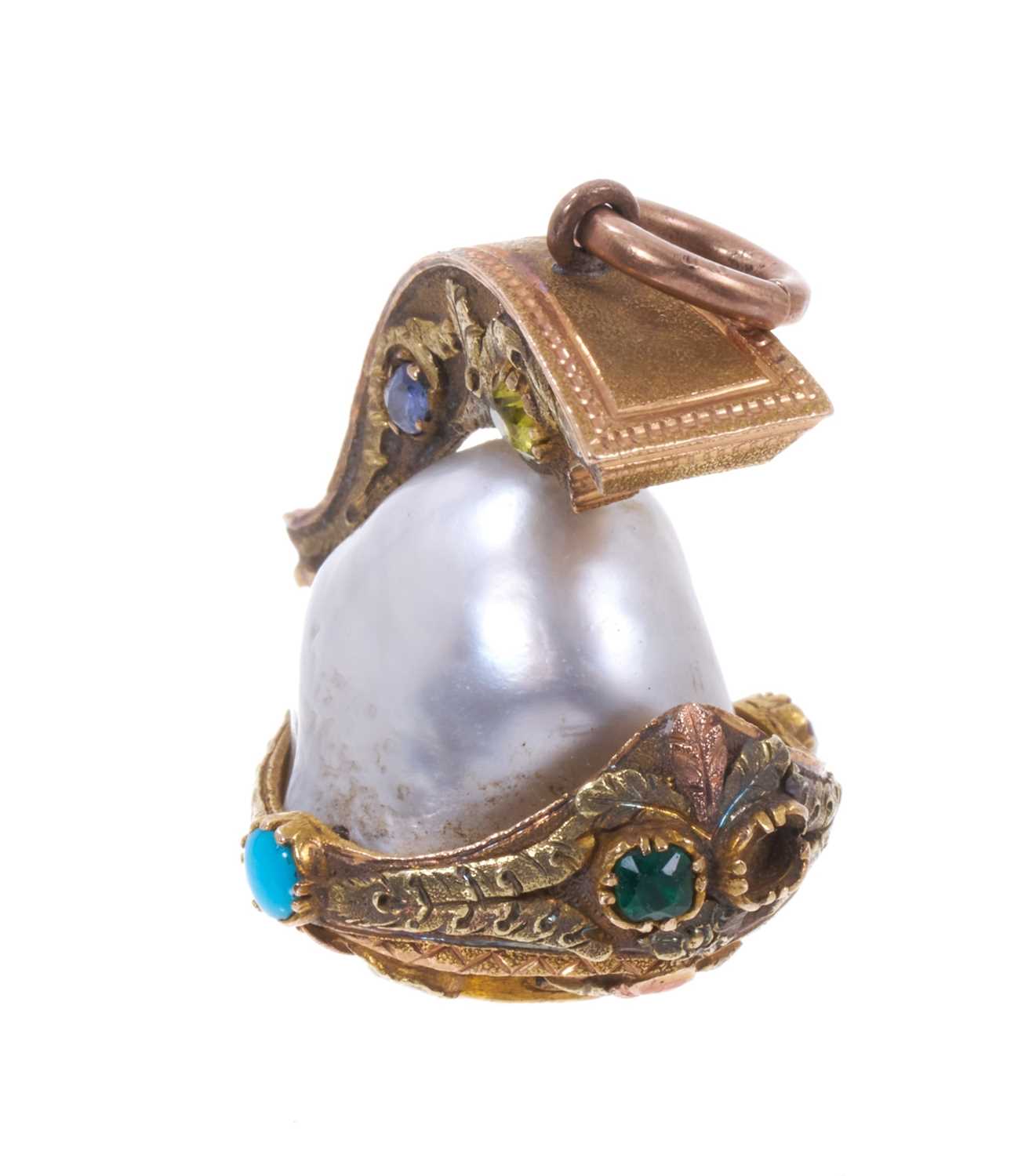 Lot A fine quality Regency gold mounted and gem-set pearl charm in the form of a Roman officer's helmet, the blister pearl with three-colour gold mount, set with multi-gems, ar...