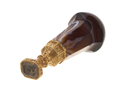 Lot 534 - Good quality mid 19th century desk seal with a carved banded agate handle and foliate engraved gold mounts, 65mm.