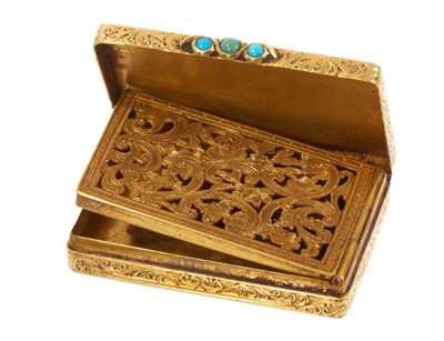 Lot Mid 19th century yellow metal vinaigrette with pierced grille and engraved floral decoration, 38mm x 28mm, in an associated box.