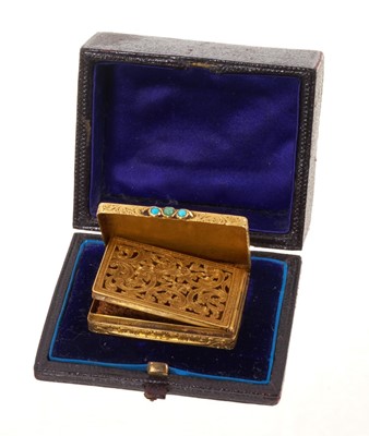 Lot Mid 19th century yellow metal vinaigrette with pierced grille and engraved floral decoration, 38mm x 28mm, in an associated box.