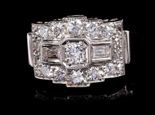 Lot 610 - Art Deco diamond cocktail ring of geometric