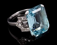 Lot 613 - Art Deco aquamarine and diamond set cocktail...