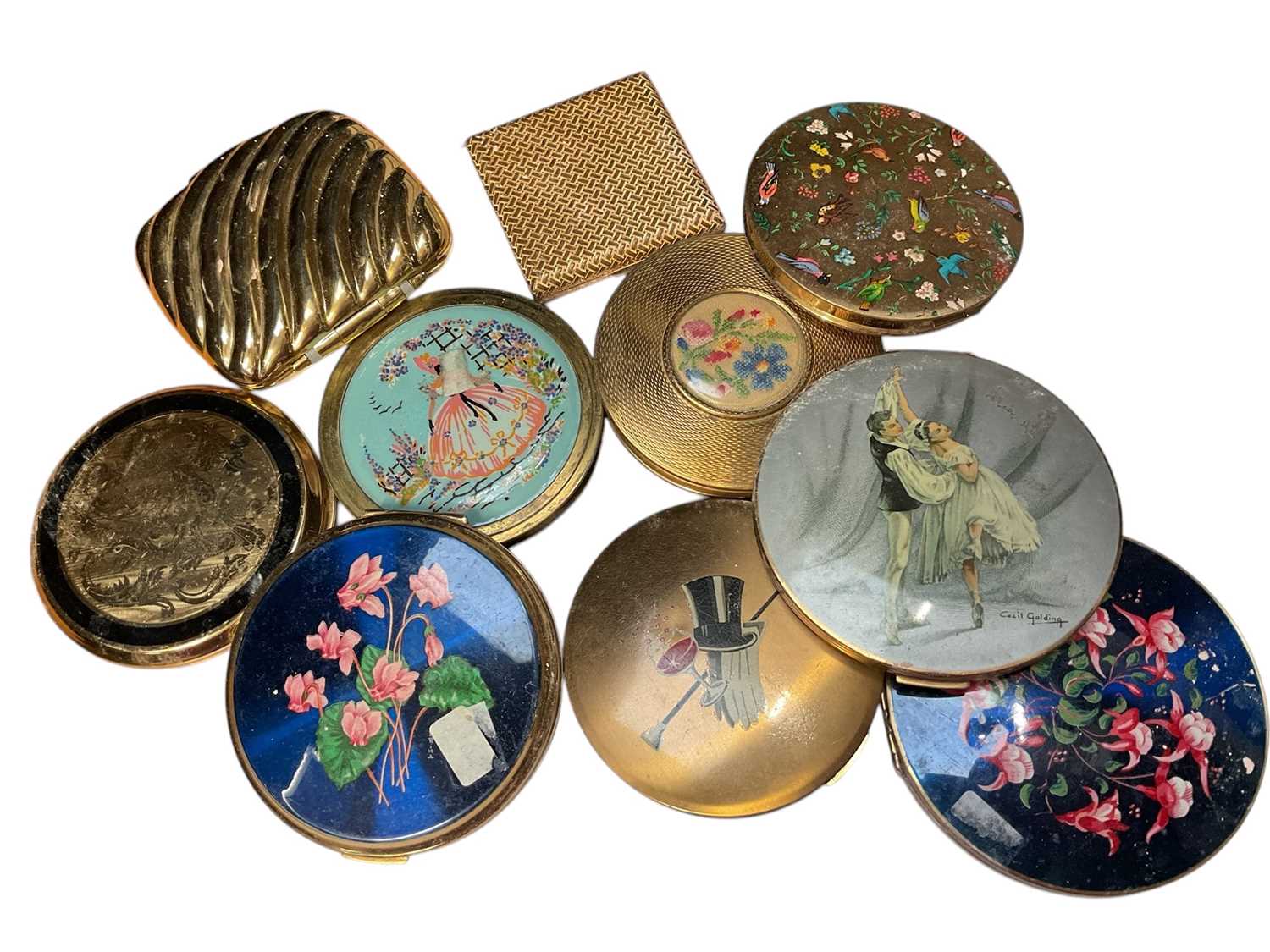 Lot 127 - Group of vintage Stratton and other powder compacts