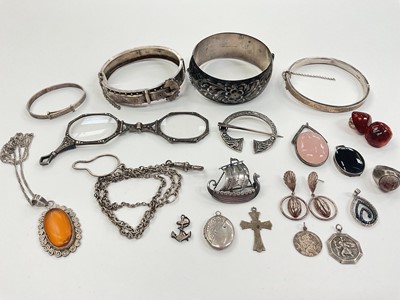 Lot 1000 - Group of silver and white metal jewellery