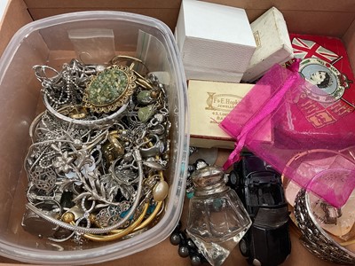 Lot 1001 - Group of costume jewellery including silver chains and sundries
