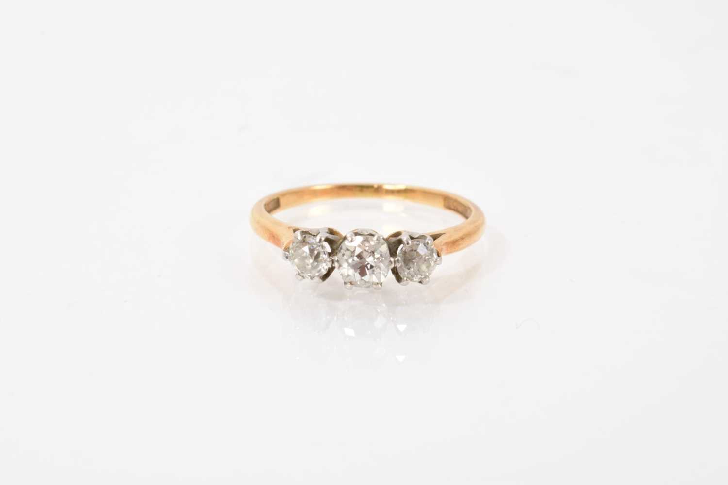 Lot 493 - Antique diamond three stone ring