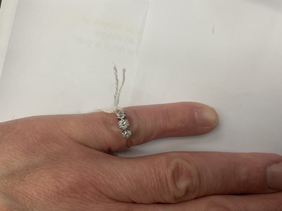Lot 493 - Antique diamond three stone ring