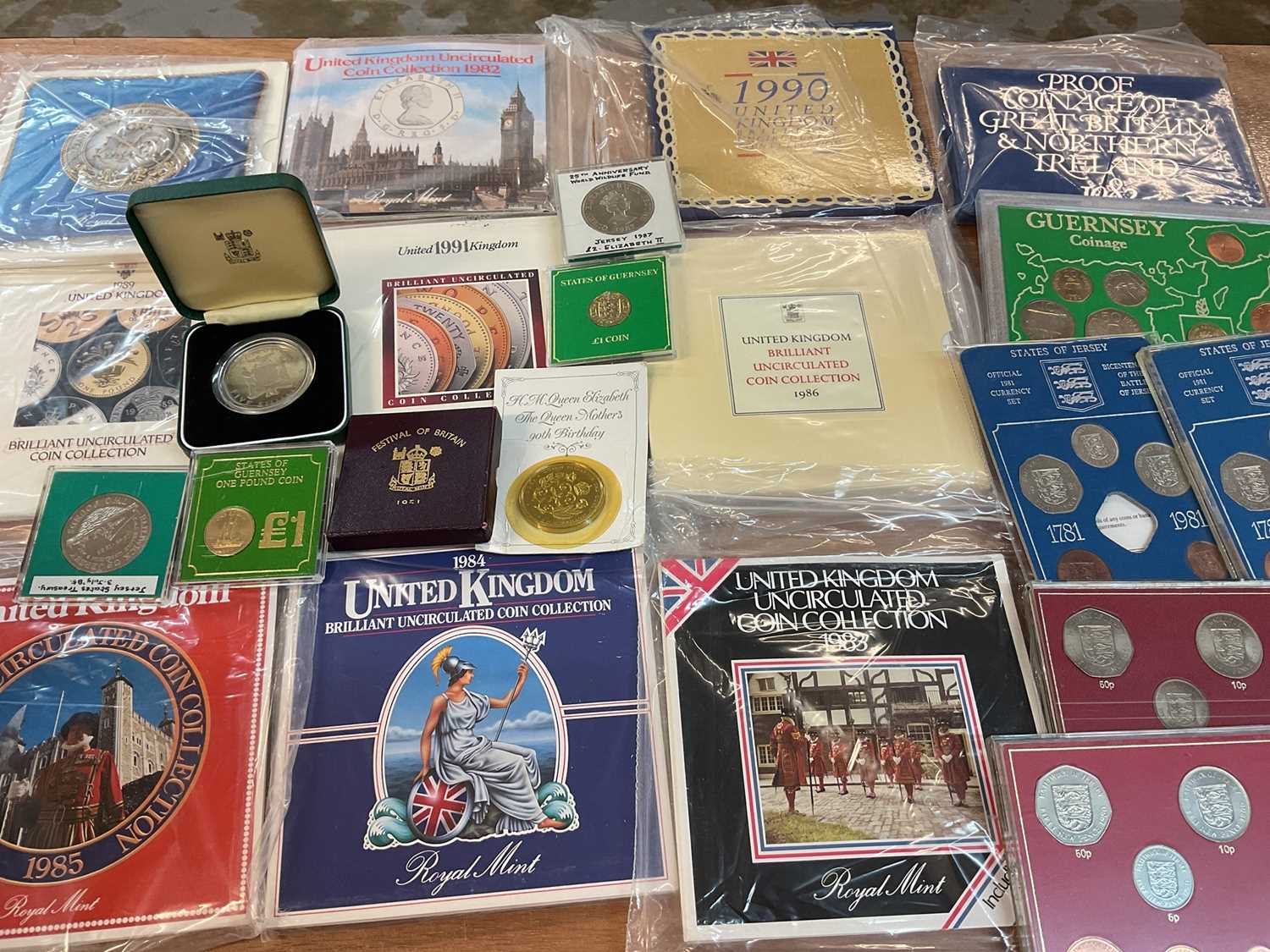 Lot 466 - World - Mixed base metal coin sets to include G.B. Royal Mint proof year sets 1970, 1971, 1982, uncirculated flatpack year sets 1985, 1983 x 2, 1984 x 2, 1985 x 2, 1986, 1987, 1988, 1989, 1990,...