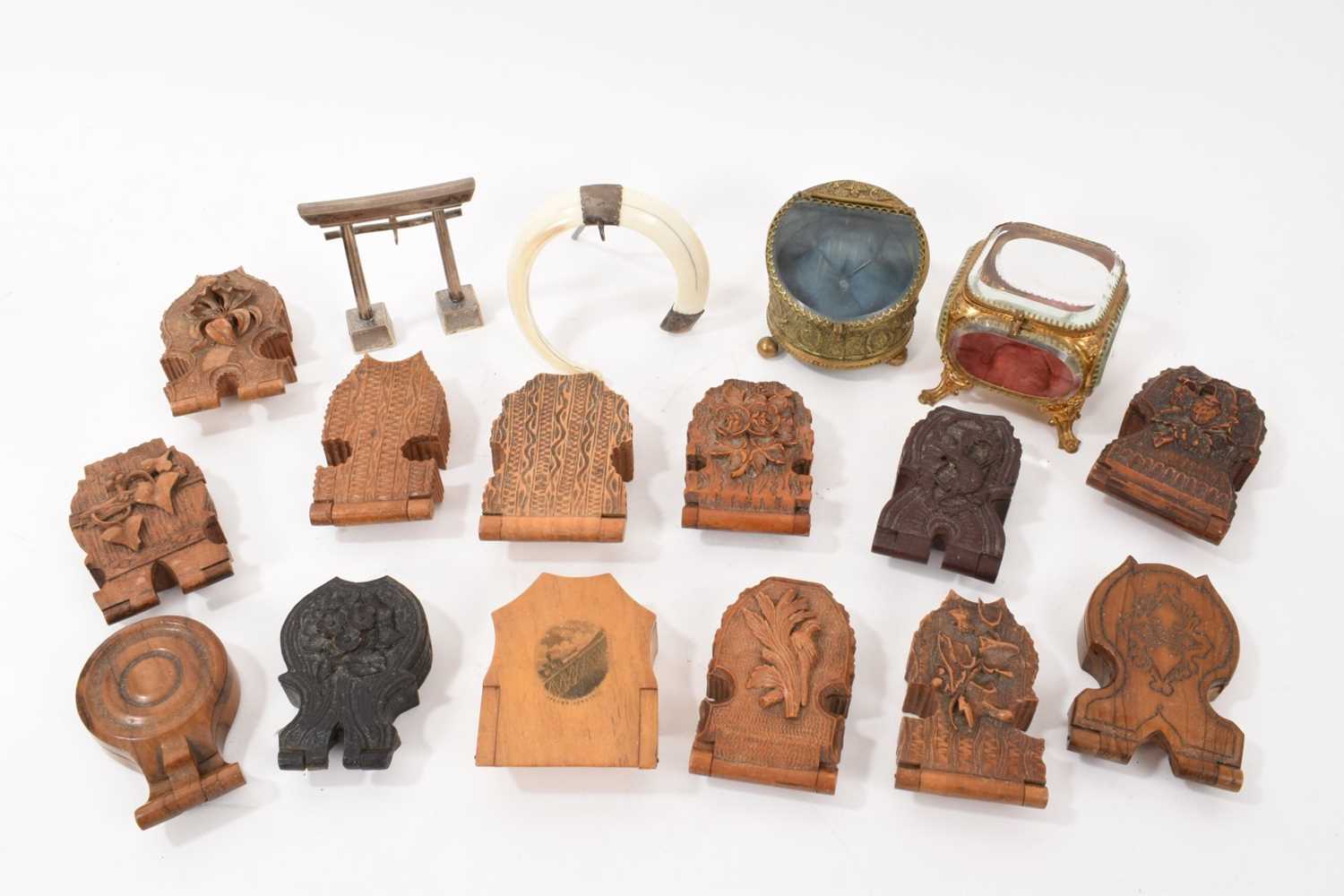 Lot 822 - Collection of watch holders