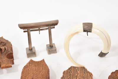 Lot 822 - Collection of watch holders