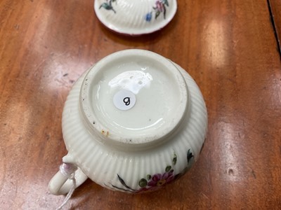 Lot 63 - Mennecy custard cup and cover, circa 1760