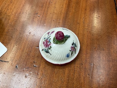 Lot 63 - Mennecy custard cup and cover, circa 1760