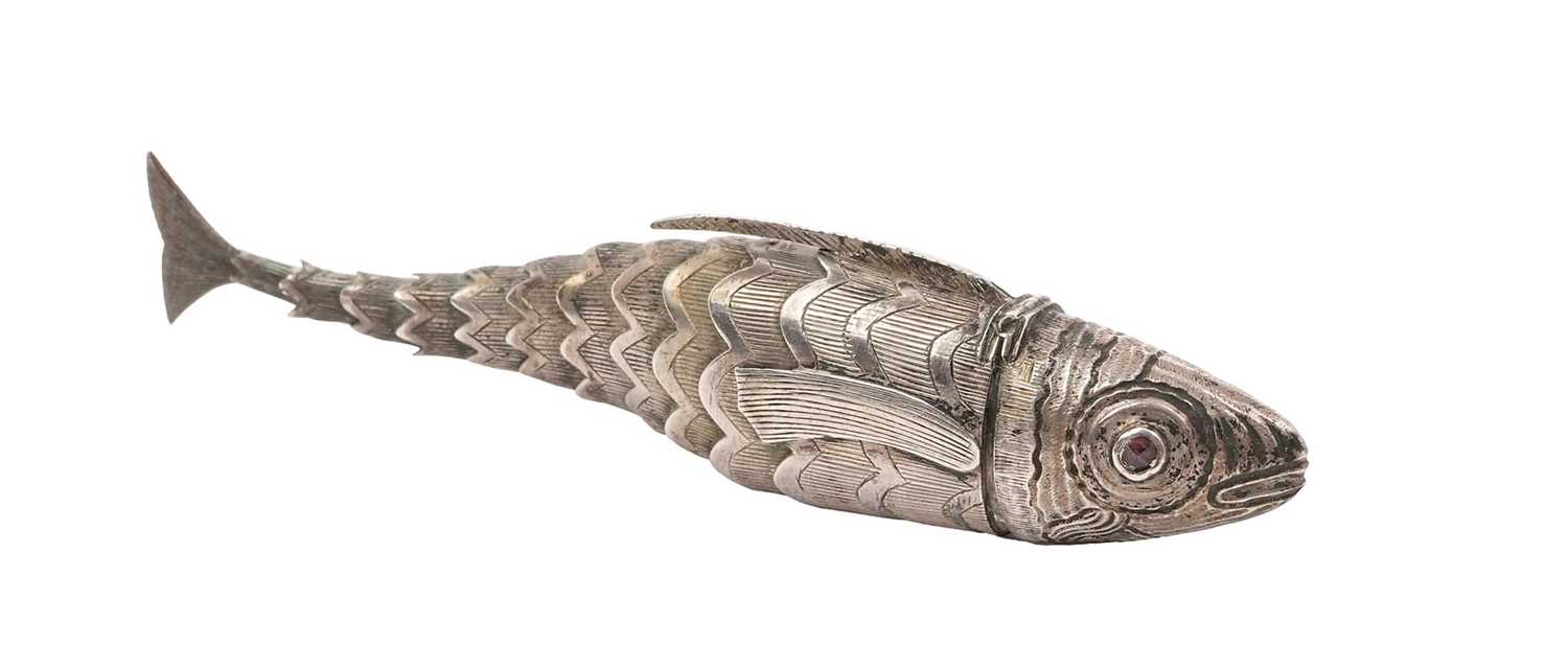 Lot 256 - Continental white metal articulated fish snuff box.