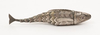 Lot 256 - Continental white metal articulated fish snuff box.