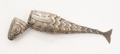 Lot 256 - Continental white metal articulated fish snuff box.